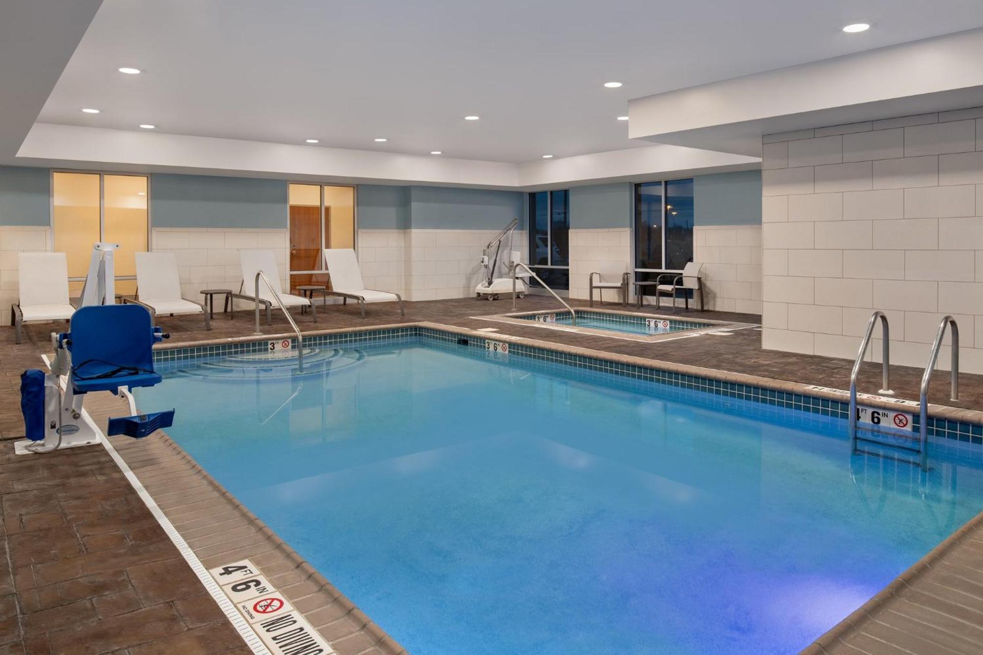 Holiday Inn Express Hotel & Suites Terre Haute By Ihg Zewnętrze zdjęcie